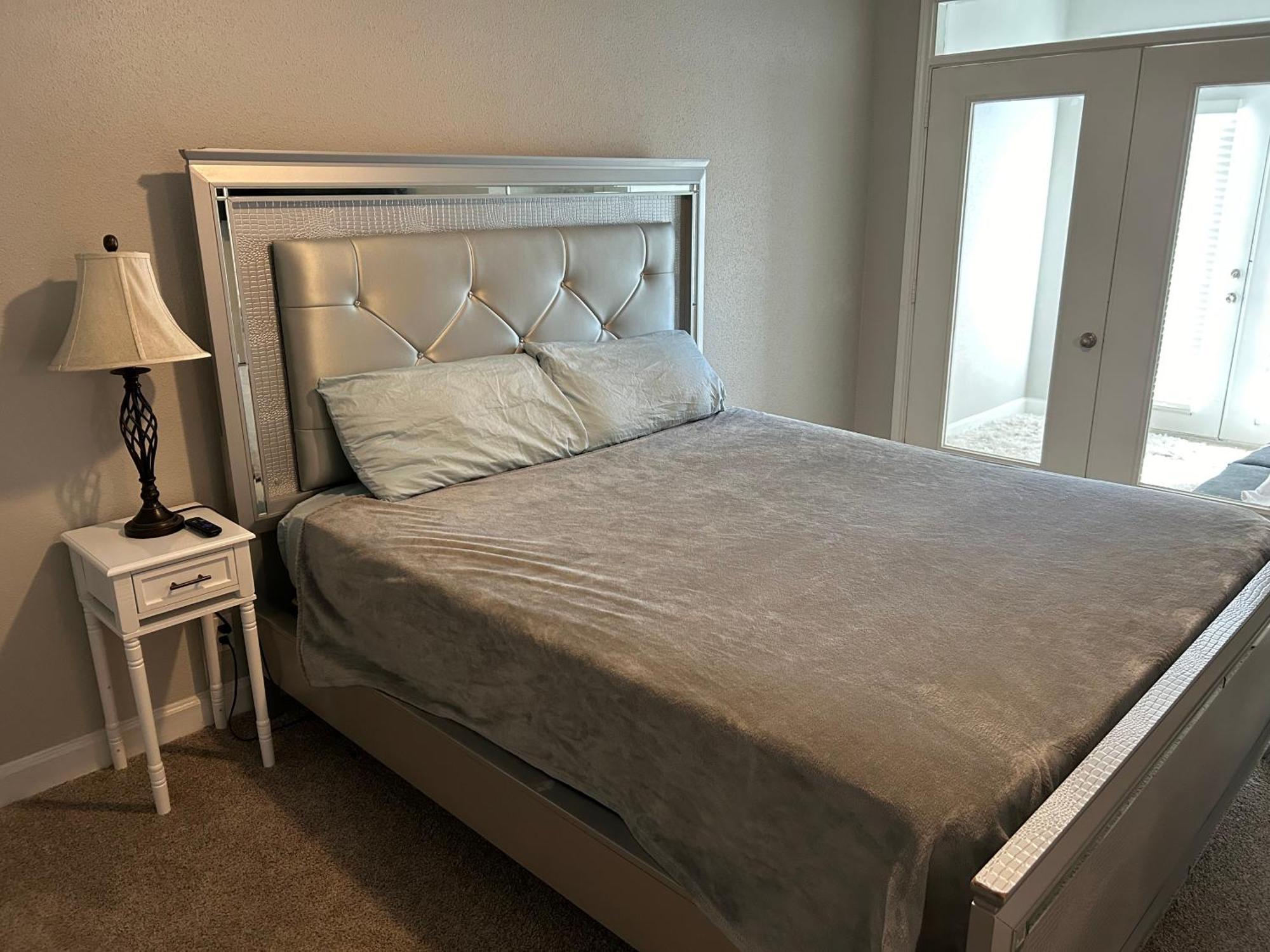 Of Both Worlds River Oaks Galleria Apartment *