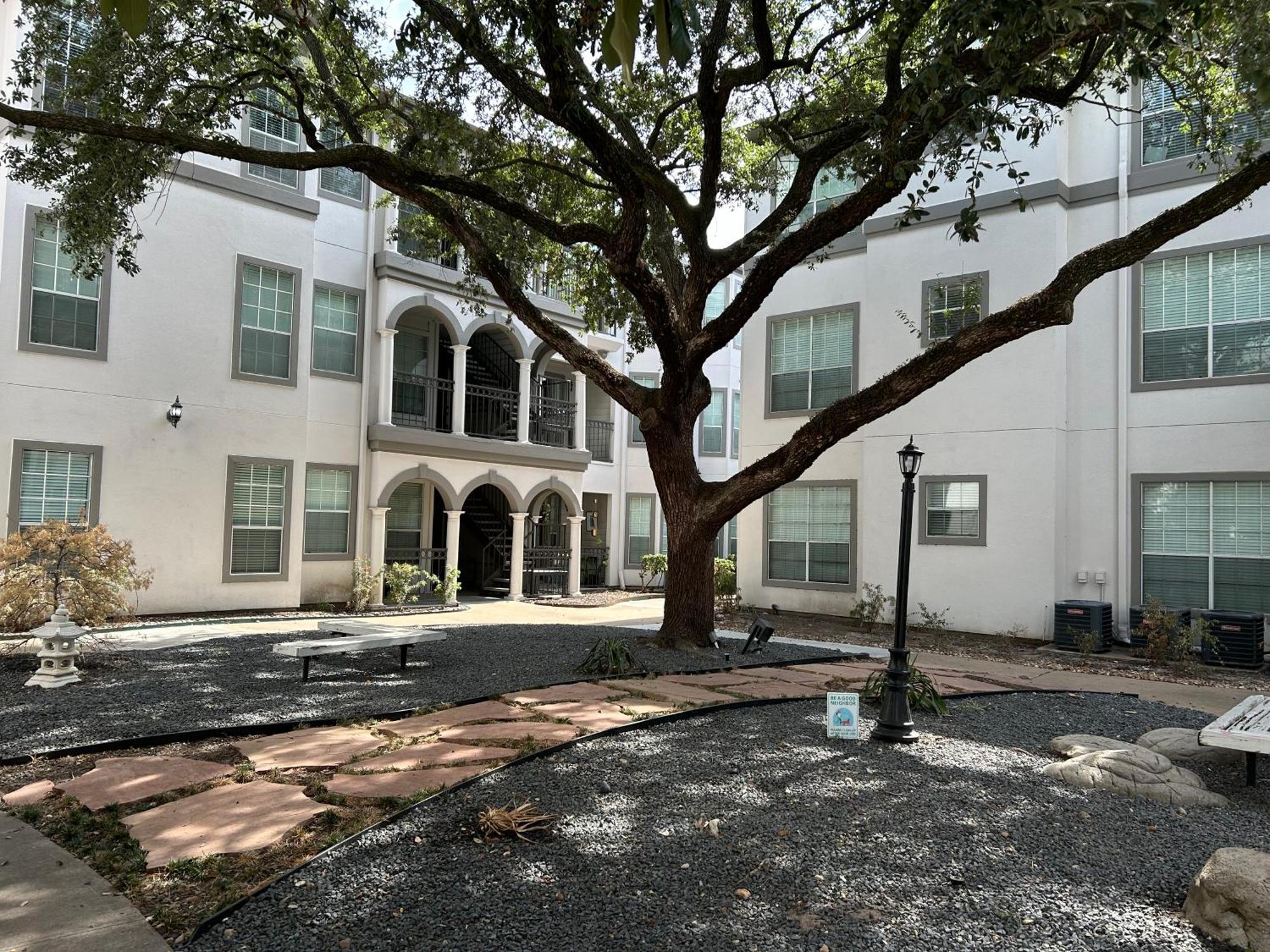 Of Both Worlds River Oaks Galleria Apartment